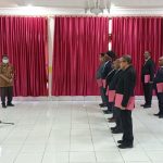 Penjabat Gubernur Papua Selatan, Apolo Safanpo sedang melantik sembilan pelaksana tugas – Surya Papua/Yulianus Bwariat