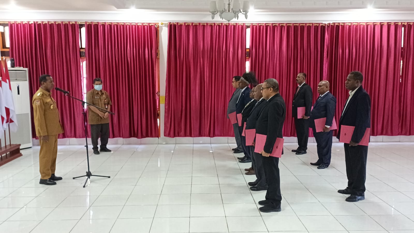 Penjabat Gubernur Papua Selatan, Apolo Safanpo sedang melantik sembilan pelaksana tugas – Surya Papua/Yulianus Bwariat