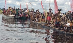 Ratusan masyarakat dari tiga kampung di atas perahu di sela-sela ritual adat – Surya Papua/Frans Kobun