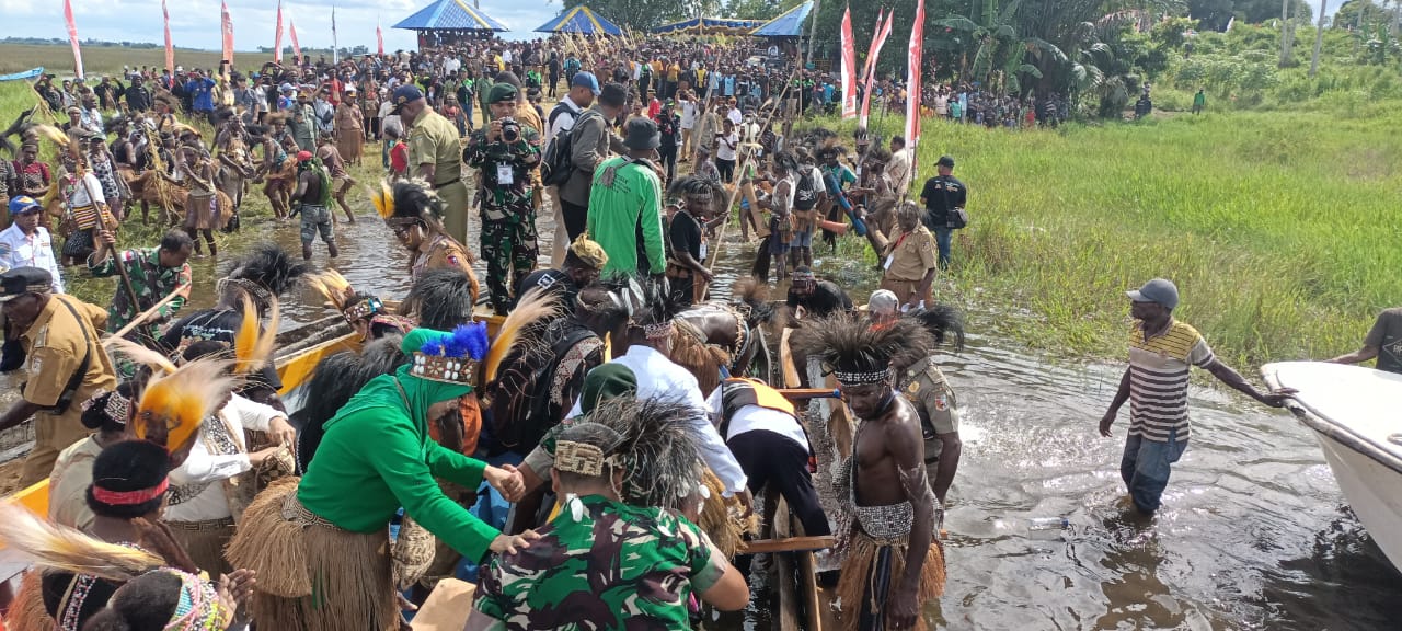 Ribuan masyarakat di Kampung Soba, Distrik Oba’a, Kabupaten Mappi – Surya Papua/Frans Kobun