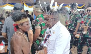 Bupati Merauke, Romanus Mbaraka ketika diserbu masyarakat Mappi untuk berjabatan tangan – Surya Papua/Frans Kobun