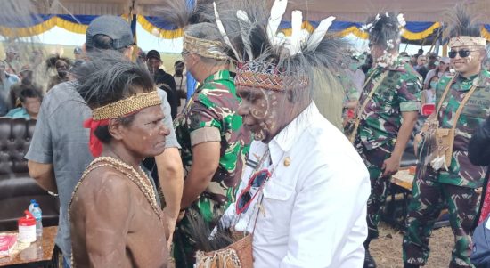 Bupati Merauke, Romanus Mbaraka ketika diserbu masyarakat Mappi untuk berjabatan tangan – Surya Papua/Frans Kobun