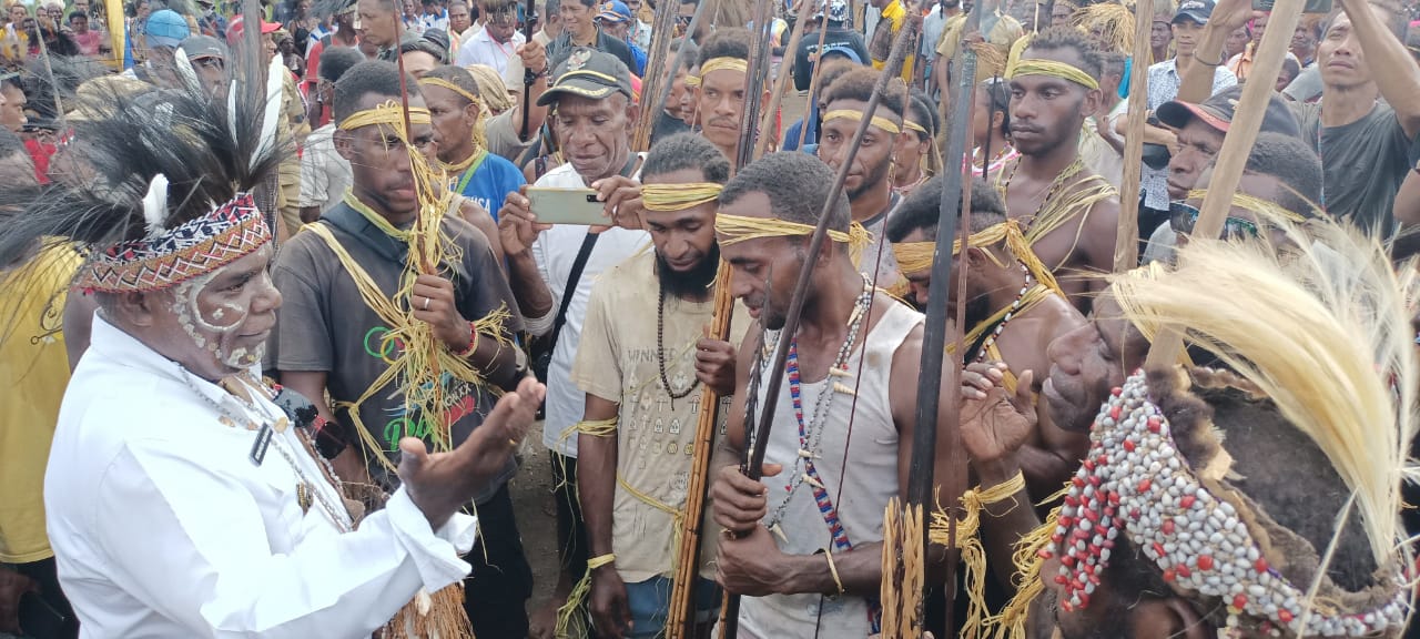 Bupati Merauke, Romanus Mbaraka sedang dialog bersama masyarakat Suku Koroway – Surya Papua/Frans Kobun