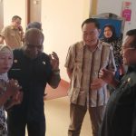 Bupati Merauke, Romanus Mbaraka bersama anggota DPR RI, Sulaeman Hamzah serta Ketua DPD Partai Nasdem Kabupaten Merauke, Jefry Tjahyadi serta seorang kader sedang saling melempar senyum – Surya Papua/Frans Kobun