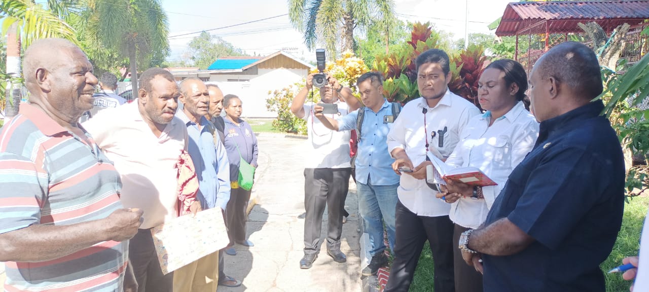 Sejumlah warga sedang berdialog dengan Bupati Merauke, Romanus Mbaraka saat pelayanan – Surya Papua/Frans Kobun
