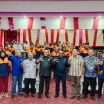 Bupati Merauke, Romanus Mbaraka foto bersama anggota Komisi IV DPR RI, Sulaeman Hamzah serta para petani – Surya Papua/Yulianus Bwariat