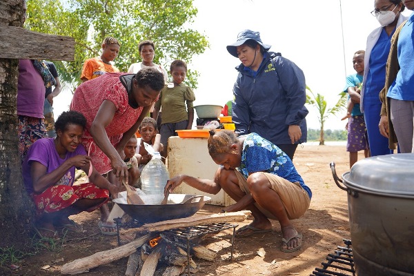 Kegiatan demo memasak sagu di Kampung Mutimangge, Distrik Ululin, Kabupaten Merauke – Surya Papua/IST