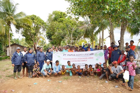 Foto bersama masyarakat dan pihak perusahan dari PT PAL – Surya Papua/IST