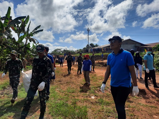 TSE Group bersama TNI sedang melakukan aksi bersih-bersih lingkungan – Surya Papua/IST