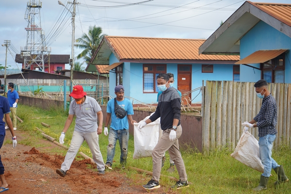 Sampah-sampah yang sedang dipungut saat aksi bersih lingkungan – Surya Papua/IST