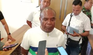 Bupati Merauke, Romanus Mbaraka sedang berikan keterangan pers kepada sejumlah wartawan tadi pagi – Surya Papua/ Yulianus Bwariat