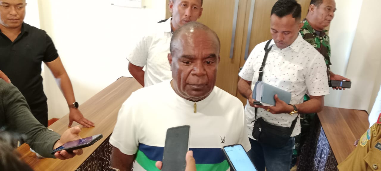 Bupati Merauke, Romanus Mbaraka sedang berikan keterangan pers kepada sejumlah wartawan tadi pagi – Surya Papua/ Yulianus Bwariat