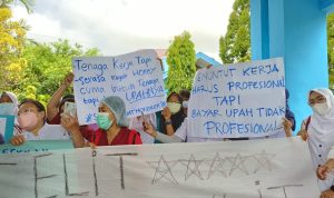 Salah satu spanduk yang dibentangkan di halaman RSUD Merauke saat aksi demonstrasi dilakukan – Surya Papua/Yulianus Bwariat