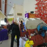 Tim penjinak bom sedang melakukan sterilisasi di salam satu gereja dalam wilayah kota --- Surya Papua/Frans Kobun