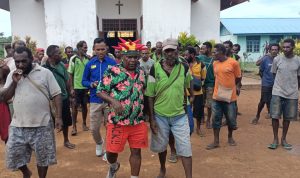 Bupati Merauke, Romanus Mbaraka saat bersama dengan masyarakat di Kampung Senegi, Distrik Anim Ha – Surya Papua/Frans Kobun
