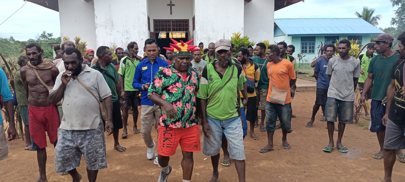 Bupati Merauke, Romanus Mbaraka saat bersama dengan masyarakat di Kampung Senegi, Distrik Anim Ha – Surya Papua/Frans Kobun