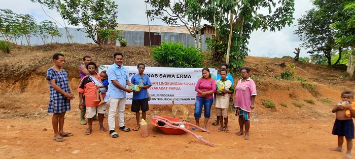 Bantuan peralatan yang diberikan kepada kelompok tani di Kampung Naga – Surya Papua/IST