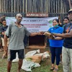 Penyerahan ternak kepada perwakilan masyarakat di Kampung Guiss Rawa Kasat – Surya Papua/IST