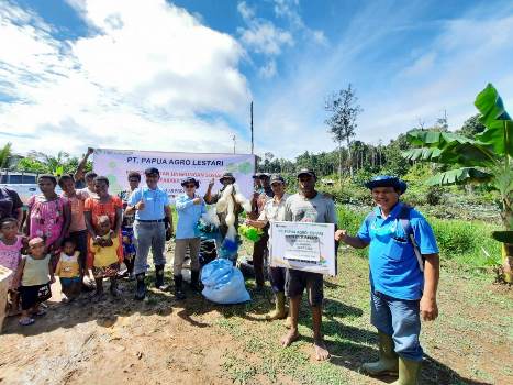 Penyerahan alat tangkap oleh perusahan kepada perwakilan nelayan di Kampung Guiss Rawa Kasat – Surya Papua/IST