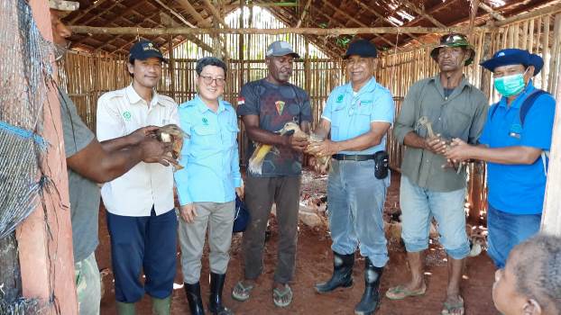 Foto bersama pihak perusahan bersama masyarakat saat menerima ternak – Surya Papua/IST
