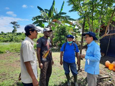 Mr. Park Jibae selaku Pimpinan Humas PPA MGT sedang berdialog bersama masyarakat – Surya Papua/IST