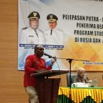 Bupati Merauke, Romanus Mbaraka ketika meneteskan air mata di atas podium – Surya Papua/Yulianus Bwariat