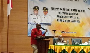 Bupati Merauke, Romanus Mbaraka ketika meneteskan air mata di atas podium – Surya Papua/Yulianus Bwariat