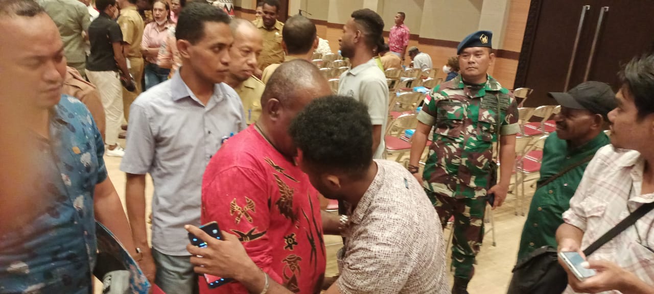 Salah seorang anak Marind yang hendak kuliah ke luar negeri merangkul dan atau memeluk Bupati Merauke, Romanus Mbaraka – Surya Papua/Frans Kobun