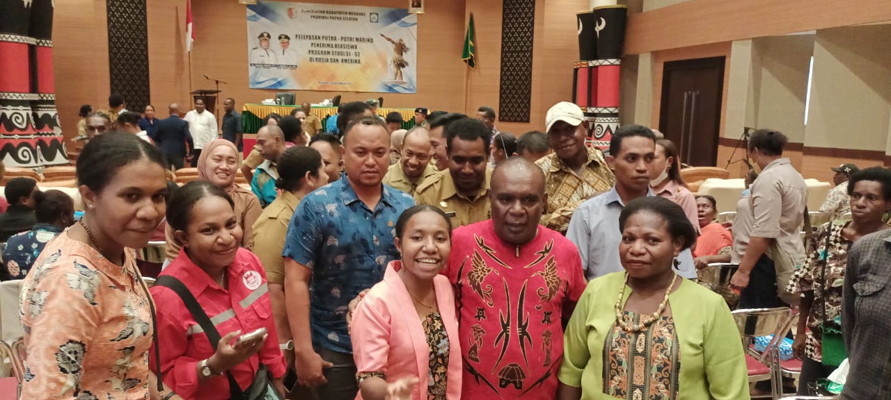 Bupati Merauke, Romanus Mbaraka foto bersama sejumlah anak Marind yang akan kuliah ke luar negeri – Surya Papua/Frans Kobun