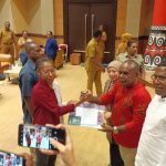 Penyerahan dokumen oleh Bupati Merauke, Romanus Mbaraka kepada dua perwakilan mahasiswa Marind yang akan kuliah ke luar negeri – Surya Papua/Yulianus Bwariat