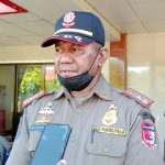 Kasatpol PP Kabupaten Mappi, Septianus Woniama dan stafnya foto bersama di depan kendaraan dinas milik pemda Mappi yang berhasil ditarik – Surya Papua/Yulianus Bwariat