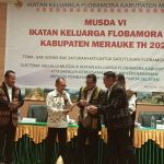 Wabup Merauke, H. Riduwan sedang memukul gong sekaligus membuka secara resmi Musda VI IKF Merauke – Surya Papua/Frans Kobun