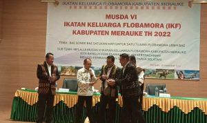Wabup Merauke, H. Riduwan sedang memukul gong sekaligus membuka secara resmi Musda VI IKF Merauke – Surya Papua/Frans Kobun