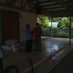 Pastor Paroki santa Theresia Buti, Romo Pius Oematan, Pr sedang menerima bingkisan – Surya Papua/IST