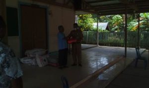 Pastor Paroki santa Theresia Buti, Romo Pius Oematan, Pr sedang menerima bingkisan – Surya Papua/IST