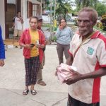 Pemilik ulayat, Benyamin Aboyen sedang memegang uang senilai Rp 150 juta yang diserahkan Pemkab Merauke – Surya Papua/Frans Kobun