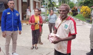Pemilik ulayat, Benyamin Aboyen sedang memegang uang senilai Rp 150 juta yang diserahkan Pemkab Merauke – Surya Papua/Frans Kobun