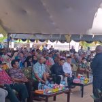 Masyarakat di Distrik Kurik sedang mendengar arahan Bupati Merauke, Romanus Mbaraka setahun silam – Surya Papua/Frans Kobun