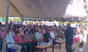 Masyarakat di Distrik Kurik sedang mendengar arahan Bupati Merauke, Romanus Mbaraka setahun silam – Surya Papua/Frans Kobun