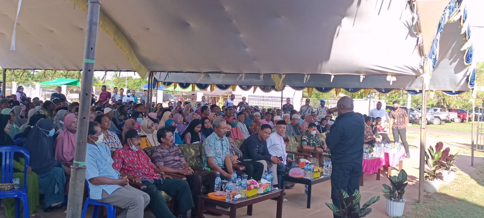 Masyarakat di Distrik Kurik sedang mendengar arahan Bupati Merauke, Romanus Mbaraka setahun silam – Surya Papua/Frans Kobun