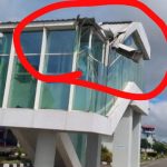 Atap seng bangunan Bandara Mopah Merauke yang terlepas disertempet sayap Pesawat Lion Air – Surya Papua/IST