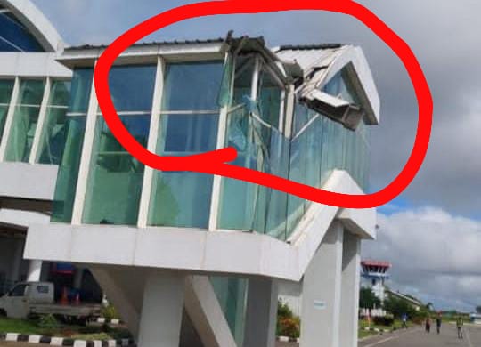 Atap seng bangunan Bandara Mopah Merauke yang terlepas disertempet sayap Pesawat Lion Air – Surya Papua/IST