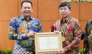 Ketua MPR RI, Bambang Soesatyo memberikan medali dan piagam penghargaan kepada Chairman of Korindo Group Seung Eun Ho/IST