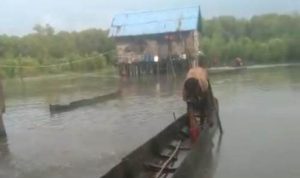 Banjir rob yang menggenangi perumahan masyarakat di salah satu kampung di Distrik Waan, Kabupaten Merauke – Surya Papua/IST