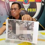 Kasi HUmas Polres Merauke, AKP Ahmad Nurung sedang menunjuk foto bayi yang ditemukan – Surya Papua/IST