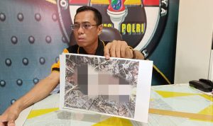 Kasi HUmas Polres Merauke, AKP Ahmad Nurung sedang menunjuk foto bayi yang ditemukan – Surya Papua/IST