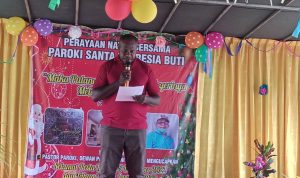 Ketua Panitia Natal bersama Leonardus Ndiken sedang menyampaikan laporannya – Surya Papua/Frans Kobun