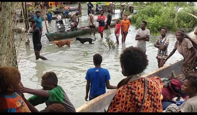 Masyarakat yang menghuni Pulau Moi dievakuasi ke tempat aman – Surya Papua/IST