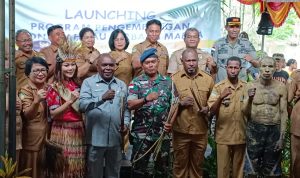 Bupati Merauke, Romanus Mbaraka sedang foto bersama dengan pejabat usai peluncuran program pengembangan ekonomi hijau berbasis marga – Surya Papua/Yulianus Bwariat