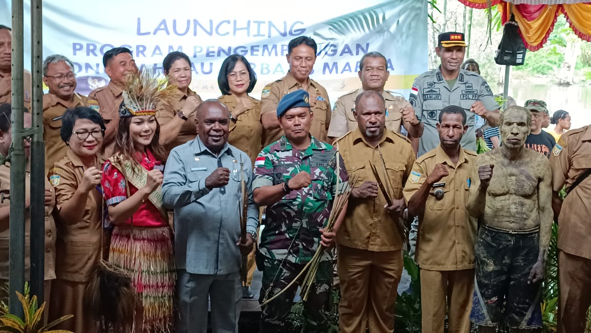 Bupati Merauke, Romanus Mbaraka sedang foto bersama dengan pejabat usai peluncuran program pengembangan ekonomi hijau berbasis marga – Surya Papua/Yulianus Bwariat